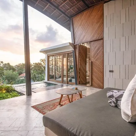 Stunning 2-Br Penthouse With View, 800M To Beach
