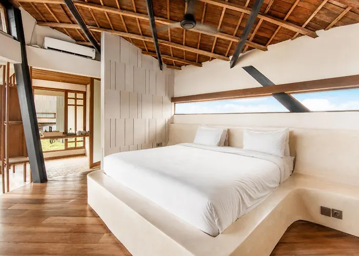 Stunning 2-br Penthouse With View, 800m To