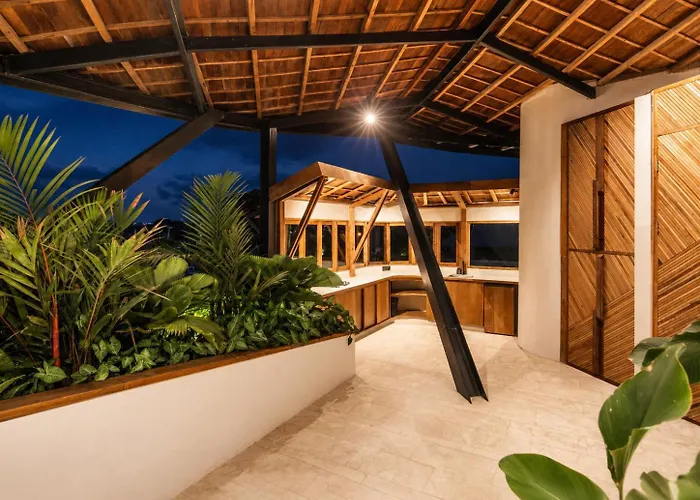 Appartamento Stunning 2-br Penthouse With View, 800m To